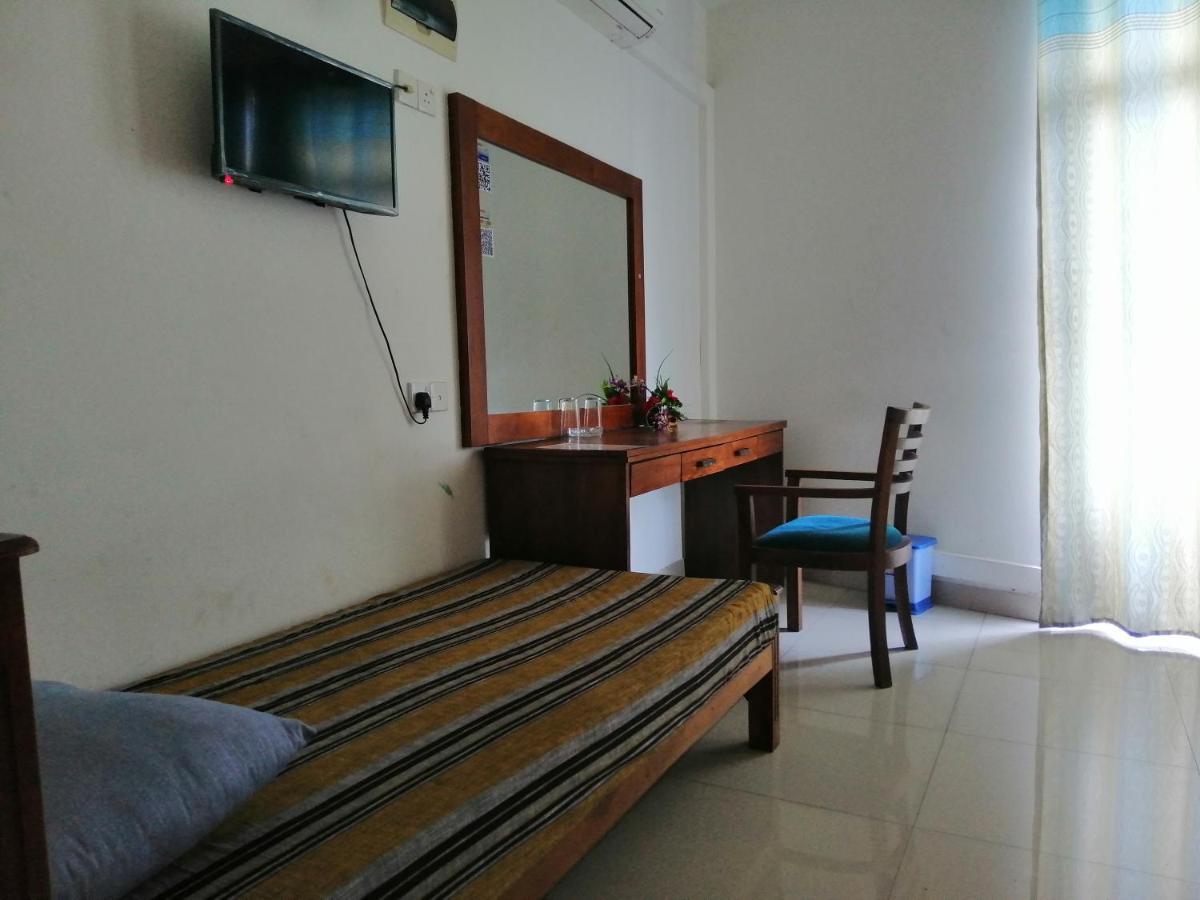 Reliance Hotel Boralesgamuwa Buitenkant foto