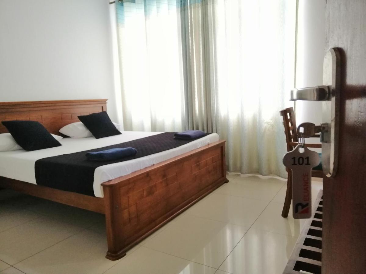 Reliance Hotel Boralesgamuwa Buitenkant foto