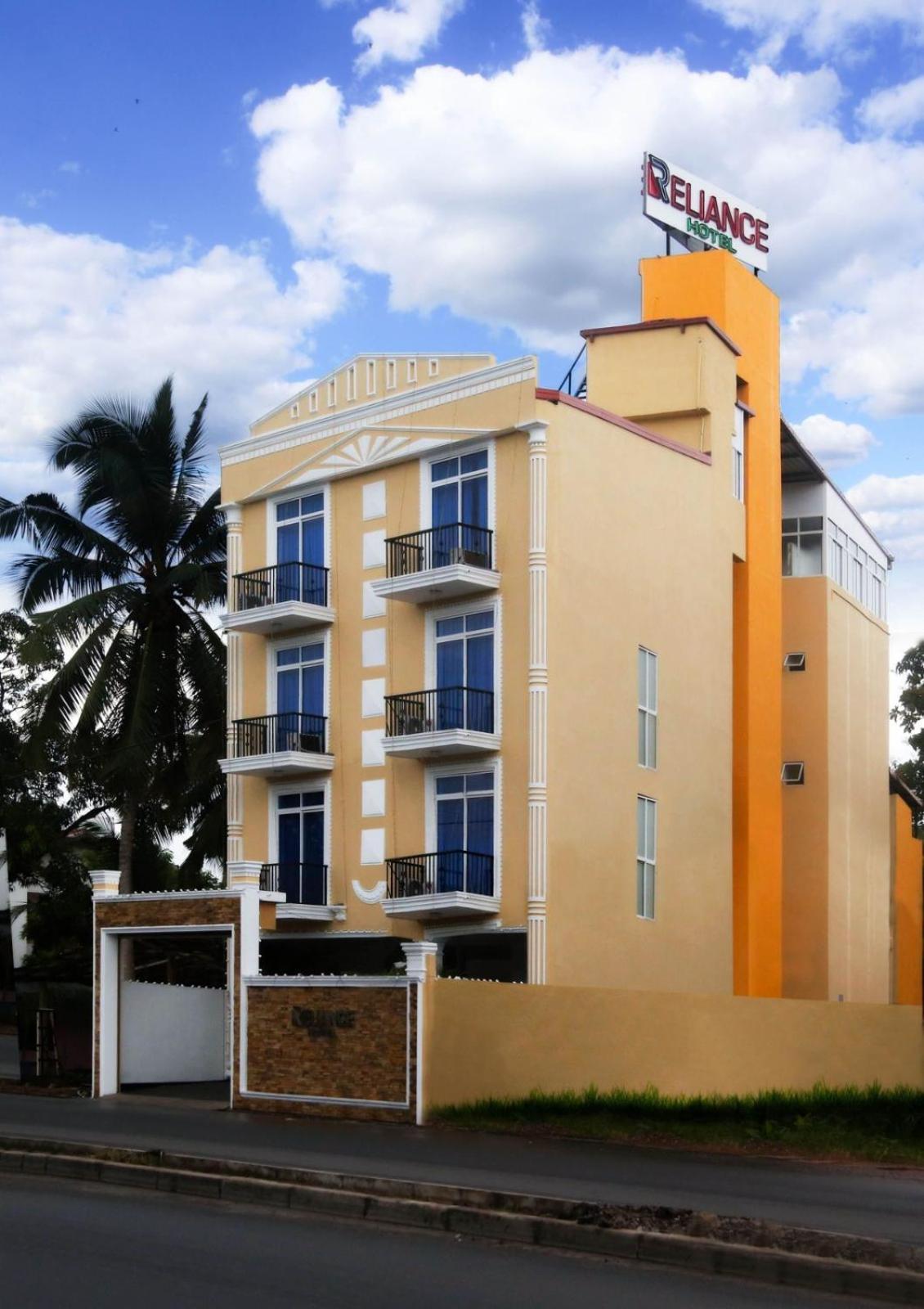 Reliance Hotel Boralesgamuwa Buitenkant foto